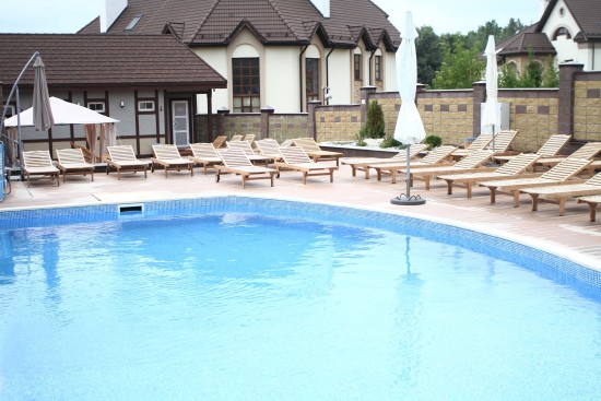 Открытый летний бассейн Luxury Fitness